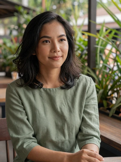 Ploy, 31, Thai woman in green top at a Chiang Mai cafe - Thai women dating profile