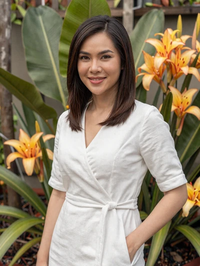 Ploy, 30, Thai woman in white linen dress in a tropical garden - dating profile